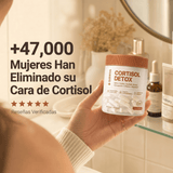 Mujer sosteniendo Queriva Cortisol Detox